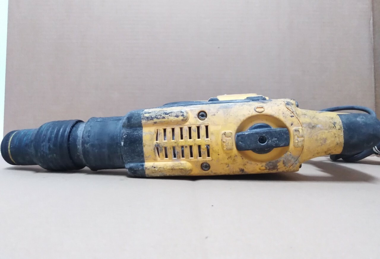 dewalt-d25501-qs-mlot-udarowo-obrotowy-r913-marka-dewalt