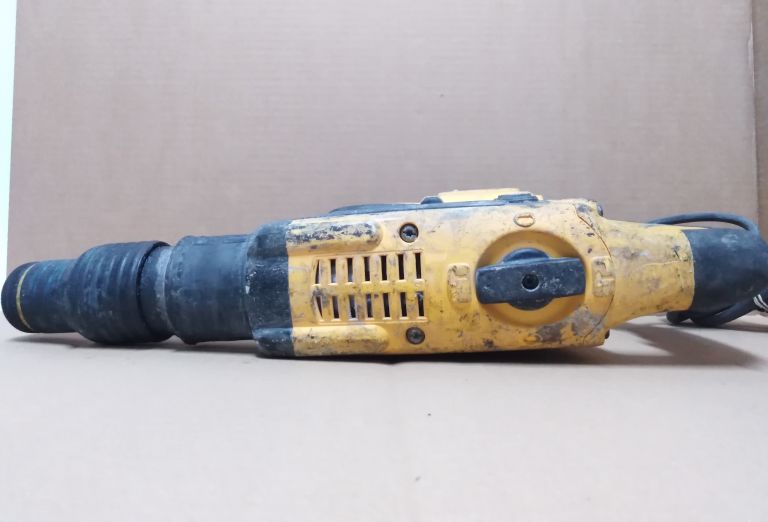 DEWALT D25501 QS MŁOT UDAROWO OBROTOWY R913