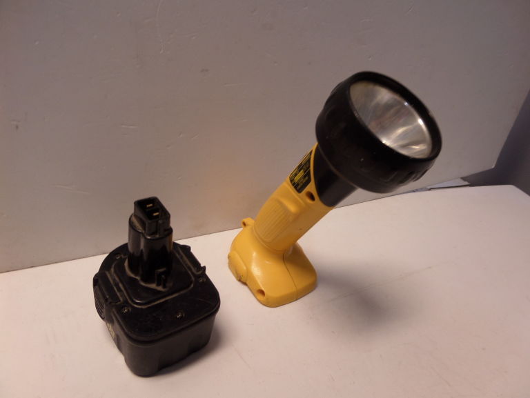 LATARKA DEWALT DW904 Z BATERIĄ