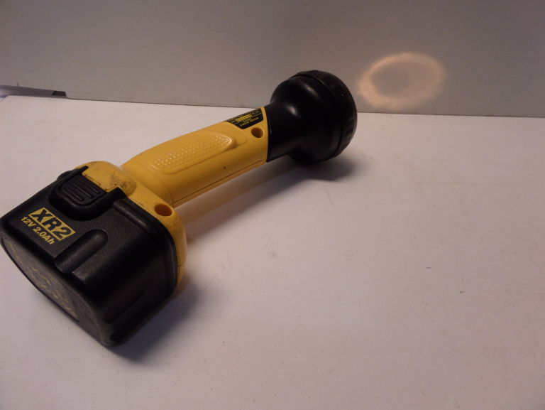 LATARKA DEWALT DW904 Z BATERIĄ