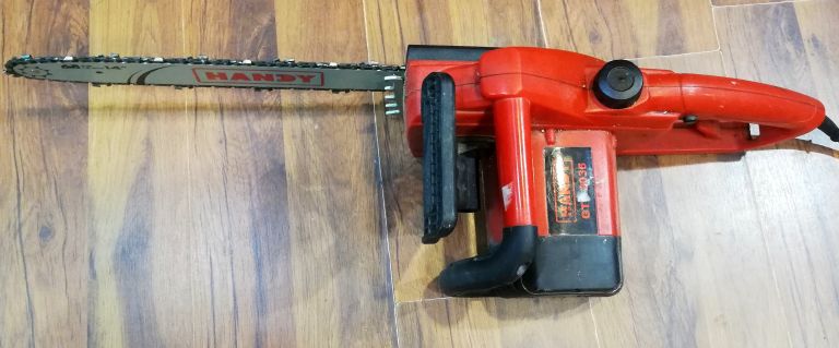 pila-elektryczna-uszkodzona-zasilanie-elektryczne-sieciowe