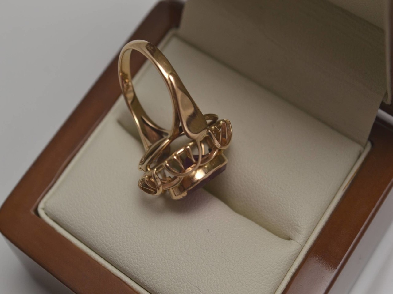 zloty-pierscionek-z-czerwonym-kamieniem-pr585-14-cechy-brak