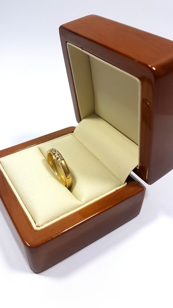 zloty-pierscionek-kolor-dominujacy-zloty