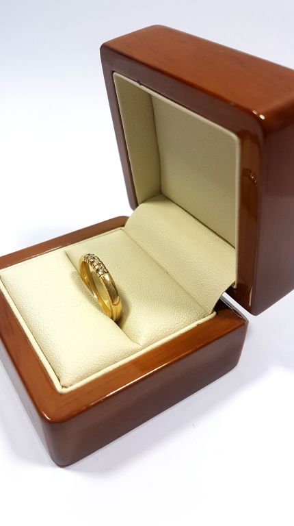 zloty-pierscionek-kolor-dominujacy-zloty