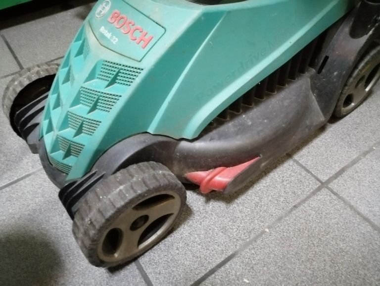 KOSIARKA ELEKTRYCZNA BOSCH ROTAK 32 USZKODZONA