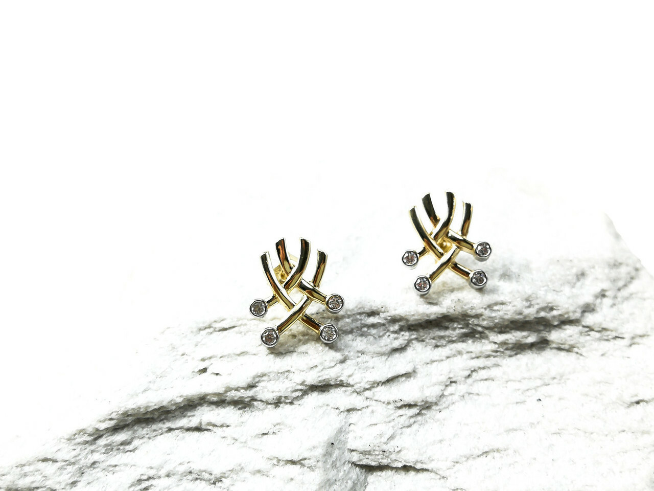 nowe-modne-zlote-kolczyki-plecione-sztyft-585-rodzaj-bigla-sztyft