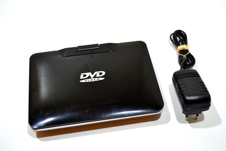 DVD PRZENOŚNE UNITED DVP1707 SD/USB + ŁADOWARKA