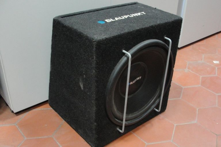 skrzynia-basowa-blaupunkt-emb-1200-wgniecenie-stan-uzywany