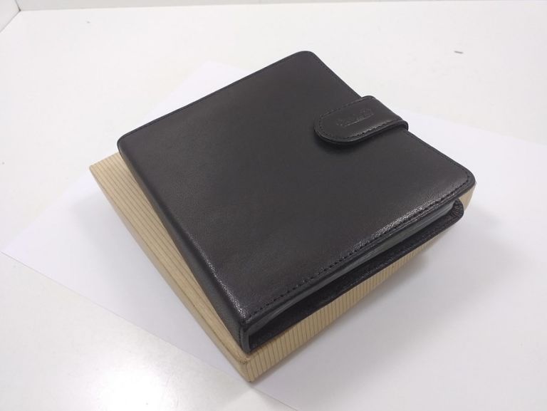 portfel-na-karty-guriatti-kolor-czarny