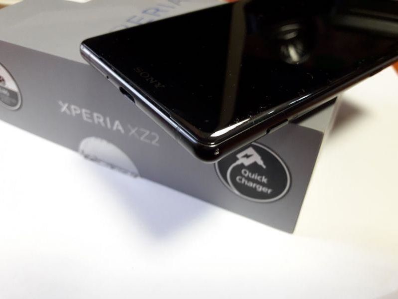 sony-xperia-xz2-komplet-bez-simlocka-wbudowana-pamiec-64-gb