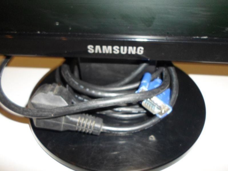 monitor-samsung-ls22my-okablowanie-promo-marka-samsung