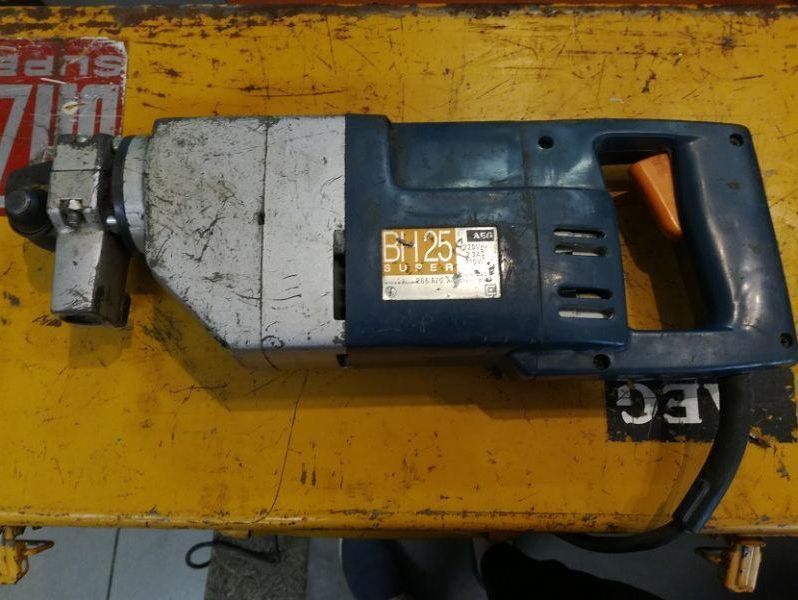 mlot-udarowy-aeg-bh-25-walizka-energia-udaru-3