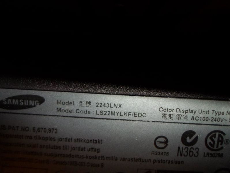 monitor-samsung-ls22my-okablowanie-promo-powloka-matrycy-matowa