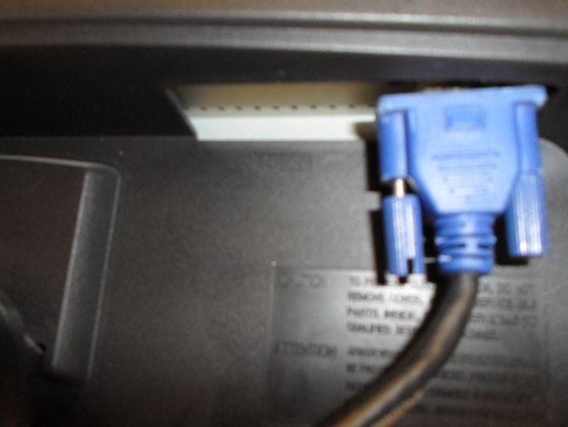 monitor-samsung-ls22my-okablowanie-promo-przekatna-ekranu-22