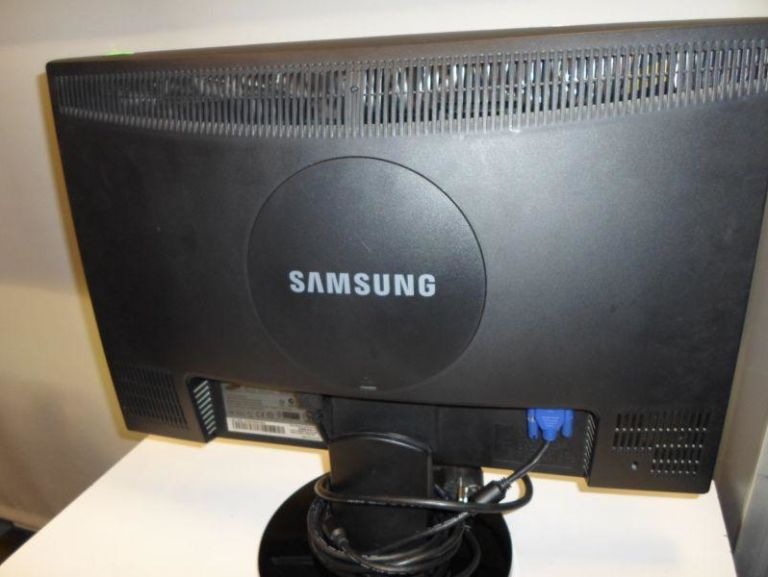 monitor-samsung-ls22my-okablowanie-promo-zlacza-d-sub-vga
