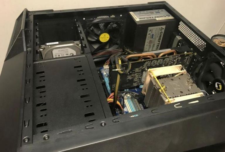 KOMPUTER STACJONARNY AMD II X6/4GB/RADEON HD 6800