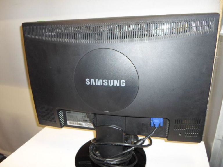 monitor-samsung-ls22my-okablowanie-promo-typ-matrycy-ips-pls