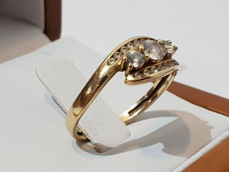 zloty-pierscionek-585-289g-cechy-brak