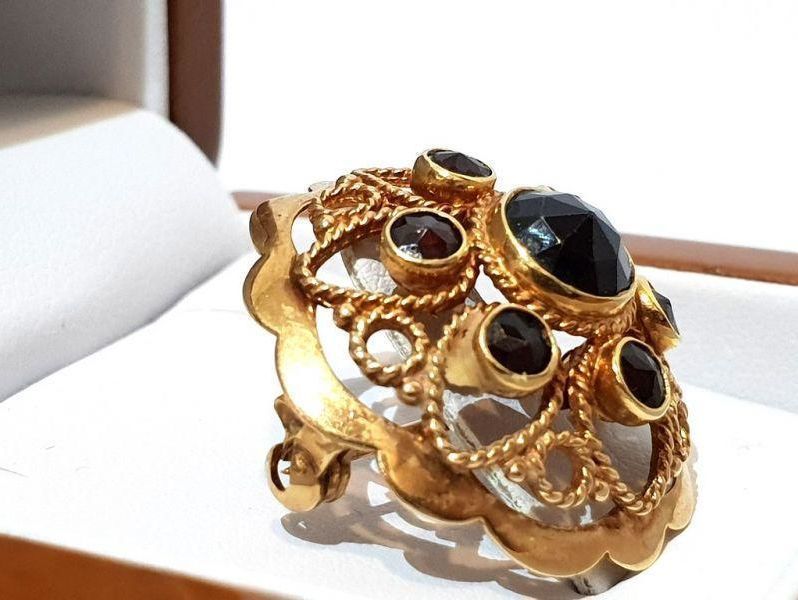 zlota-broszka-z-granatem-plec-produkt-damski