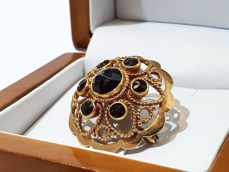 zlota-broszka-z-granatem-material-zloto