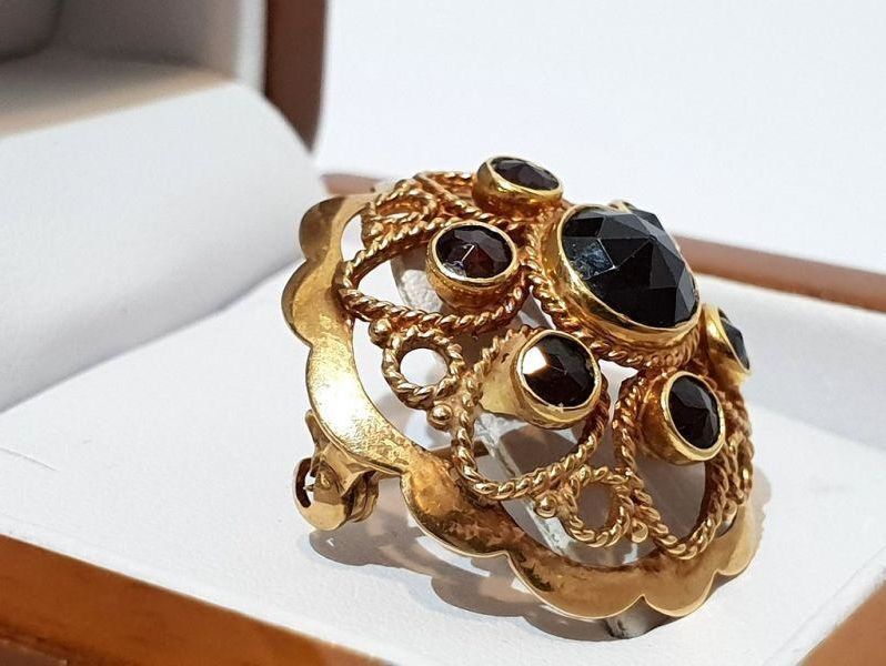 zlota-broszka-z-granatem-kolor-dominujacy-zloty