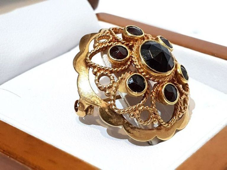 zlota-broszka-z-granatem-cechy-brak