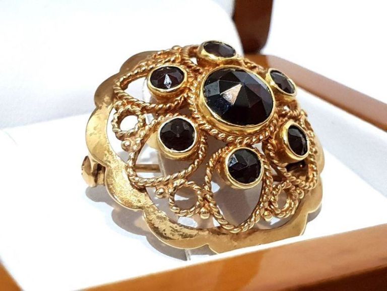 zlota-broszka-z-granatem-stan-uzywany