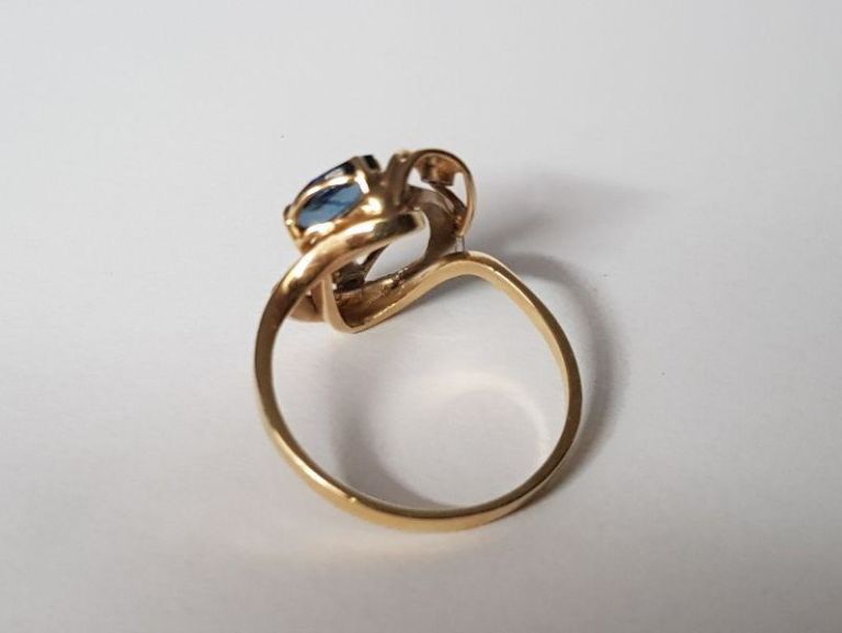 piekny-pierscionek-z-brylantami-i-szafirem-p750-material-zloto