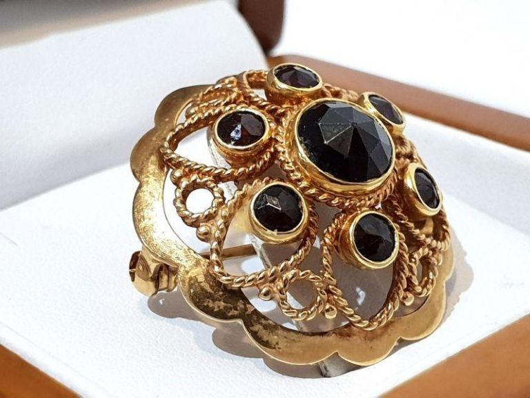 zlota-broszka-z-granatem-motyw-inny-ksztalt