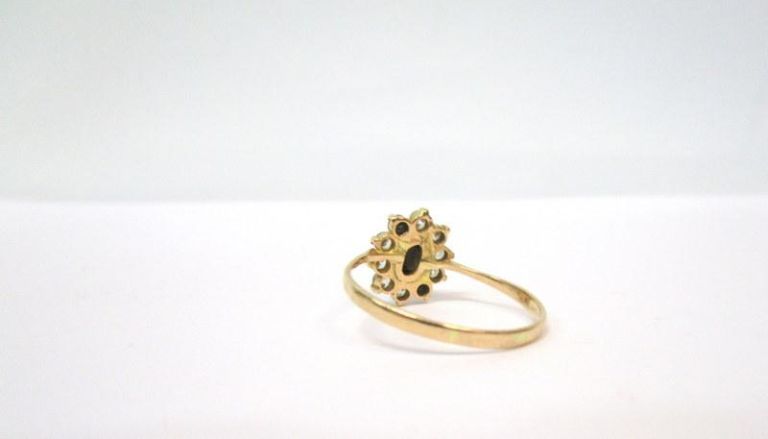 pierscionek-z-czarnym-oczkiem-material-zloto