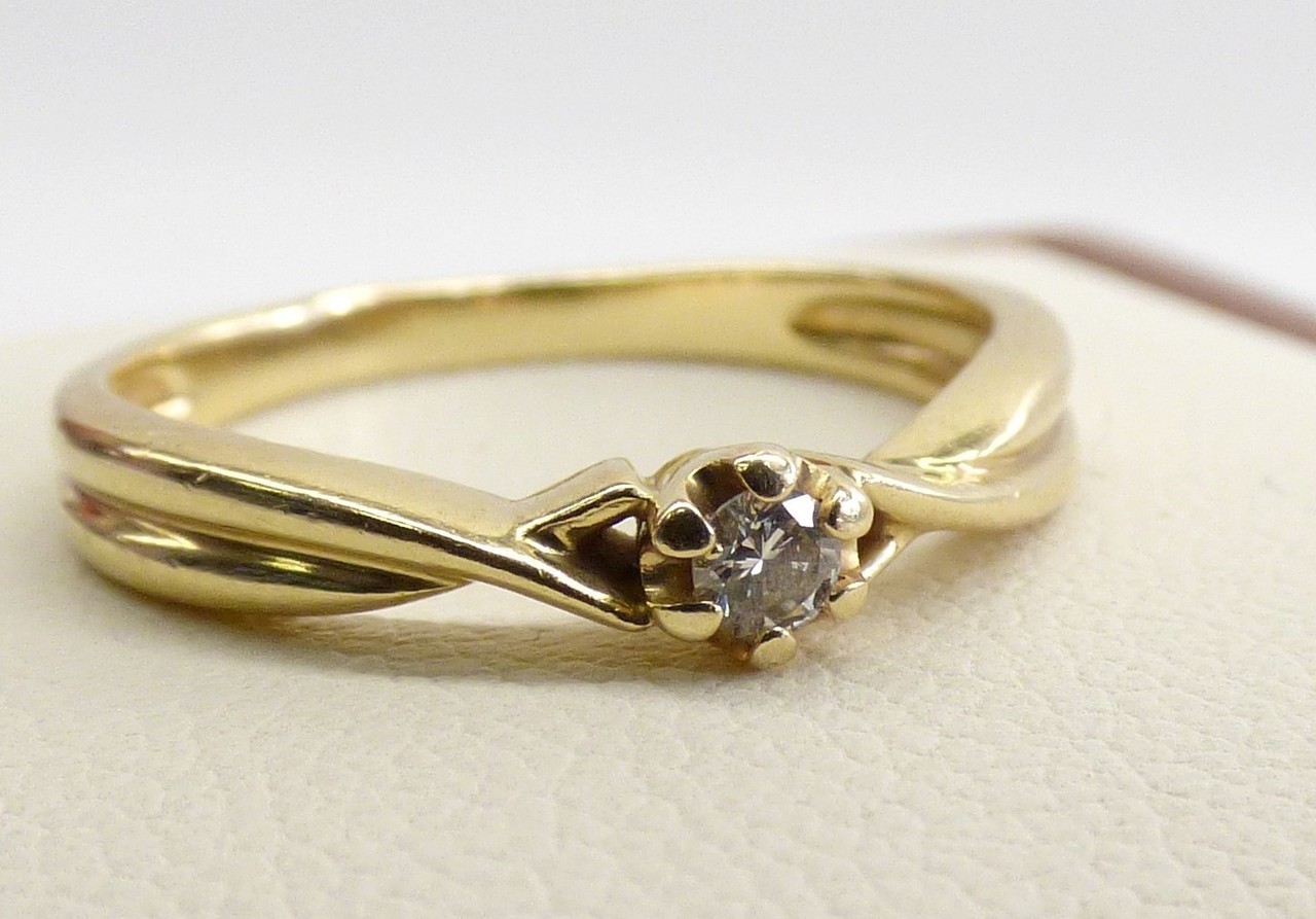 zloty-pierscionek-z-diamentem-585-r11-204g-cechy-brak