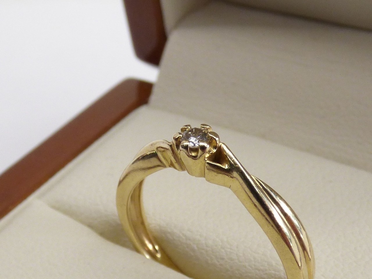 zloty-pierscionek-z-diamentem-585-r11-204g-stan-uzywany