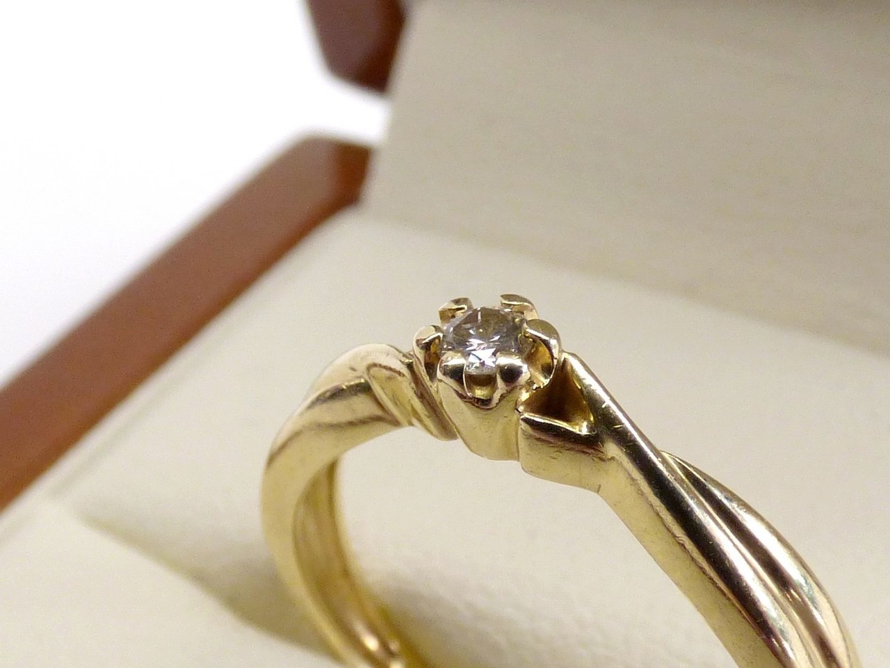 zloty-pierscionek-z-diamentem-585-r11-204g-material-zloto