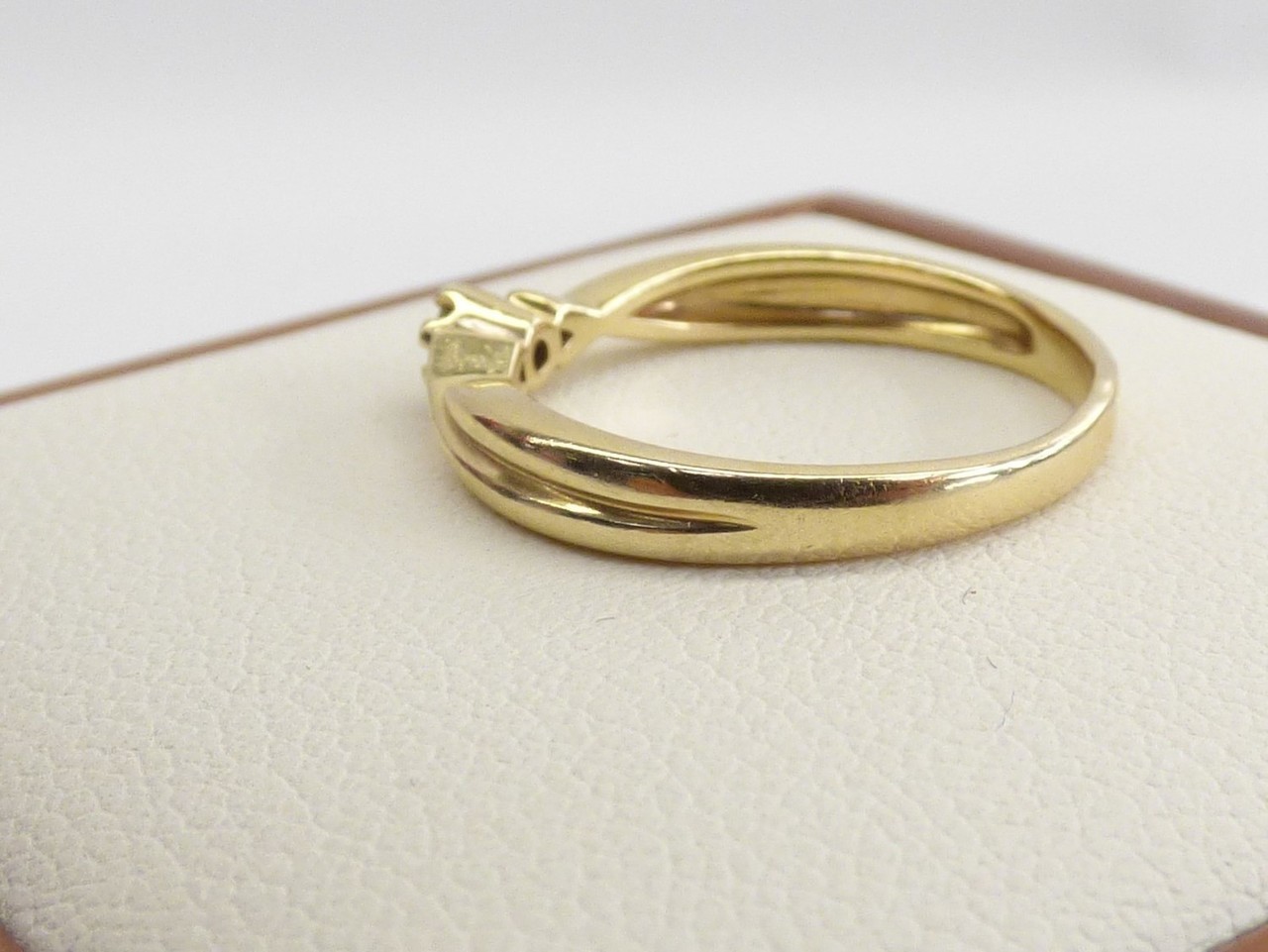 zloty-pierscionek-z-diamentem-585-r11-204g-material-zloto