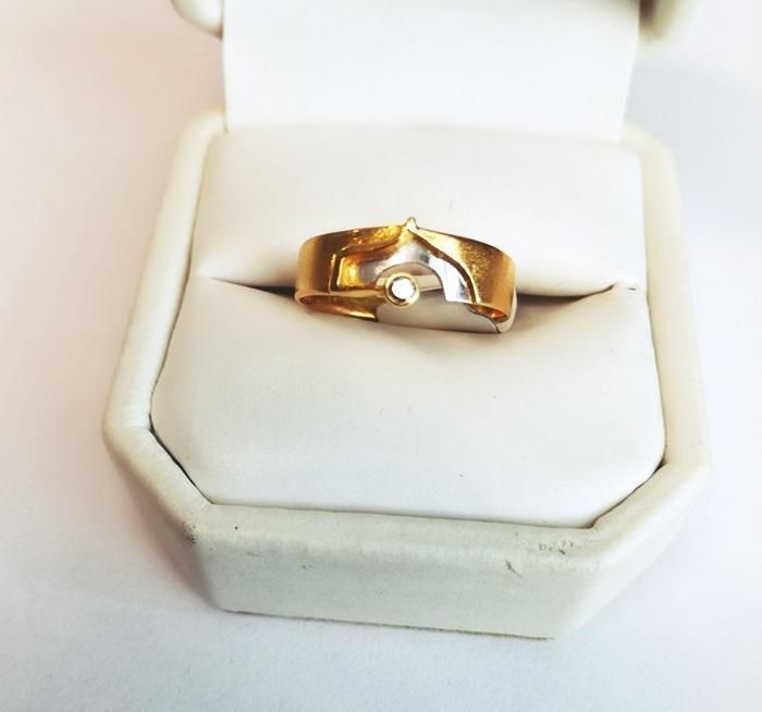 zloty-pierscionek-z-malym-diamentem-rodzaj-wyrob-jubilerski