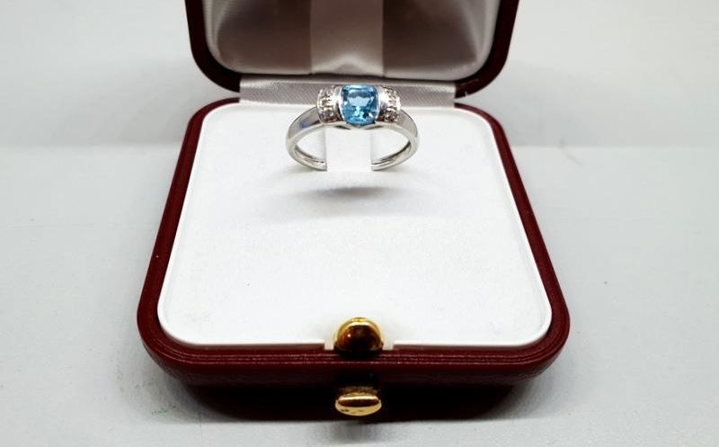 cudowny-pierscionek-z-brylantami-i-topazem-stan-uzywany