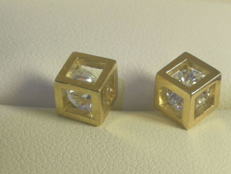 nowe-zlote-kolczyki-585-237-kostki-3d-z-cyrkonia-rodzaj-bigla-sztyft