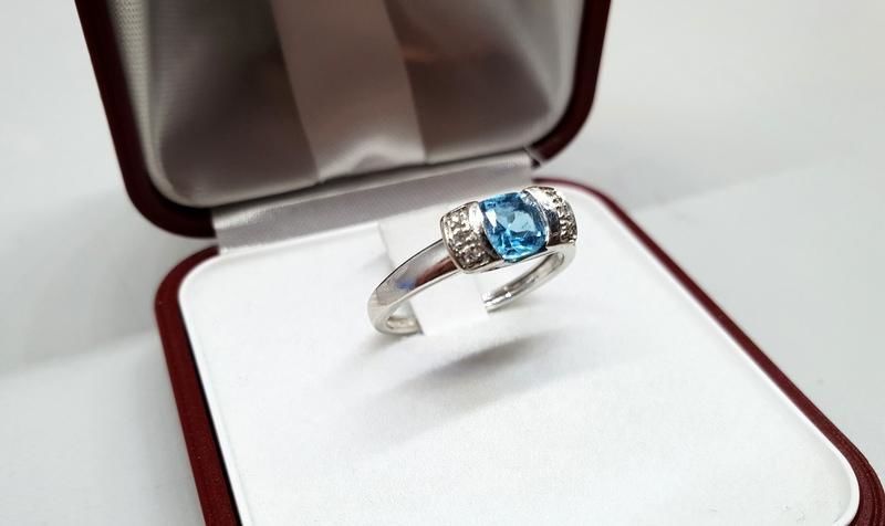 cudowny-pierscionek-z-brylantami-i-topazem-marka-inna-marka