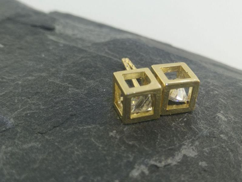 nowe-zlote-kolczyki-585-237-kostki-3d-z-cyrkonia-motyw-inny-ksztalt