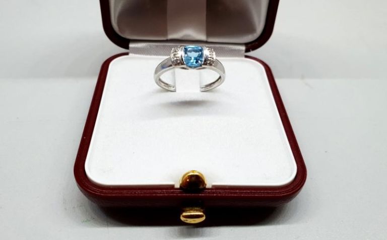 cudowny-pierscionek-z-brylantami-i-topazem-stan-uzywany