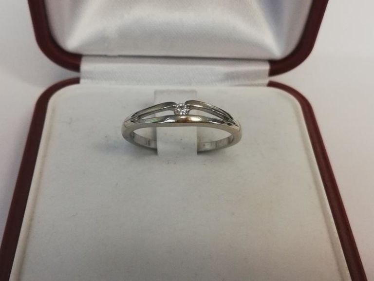 piekny-pierscionek-z-brylantem-material-zloto