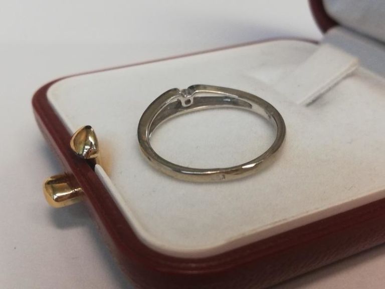 piekny-pierscionek-z-brylantem-rodzaj-klasyczne