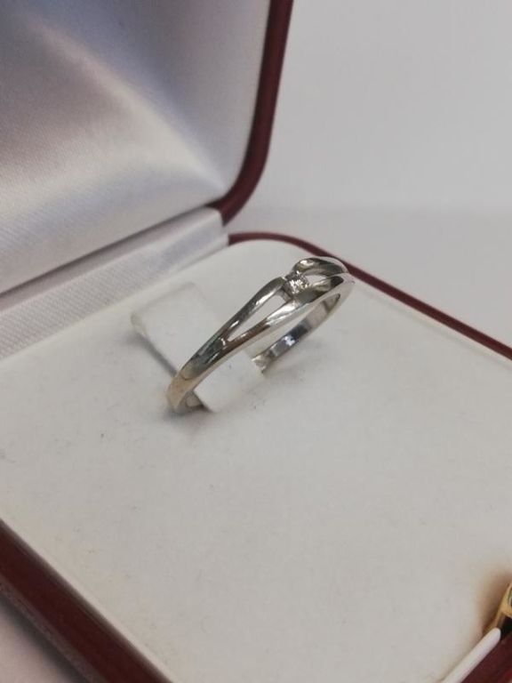 piekny-pierscionek-z-brylantem-kamien-brylant