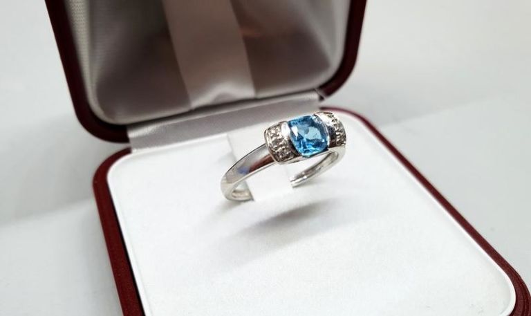 cudowny-pierscionek-z-brylantami-i-topazem-marka-inna-marka