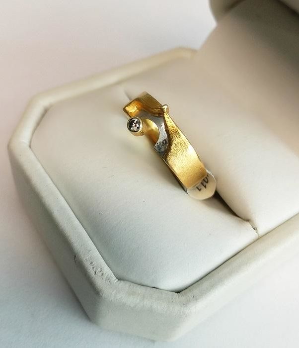 zloty-pierscionek-z-malym-diamentem-marka-inna-marka