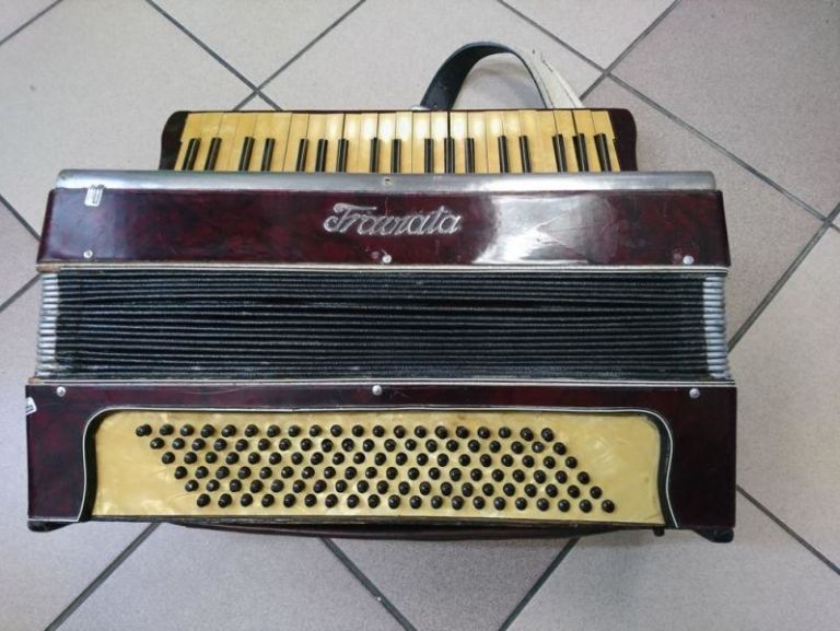 akordeon-traviata-120-basow-do-naprawy-stan-uzywany