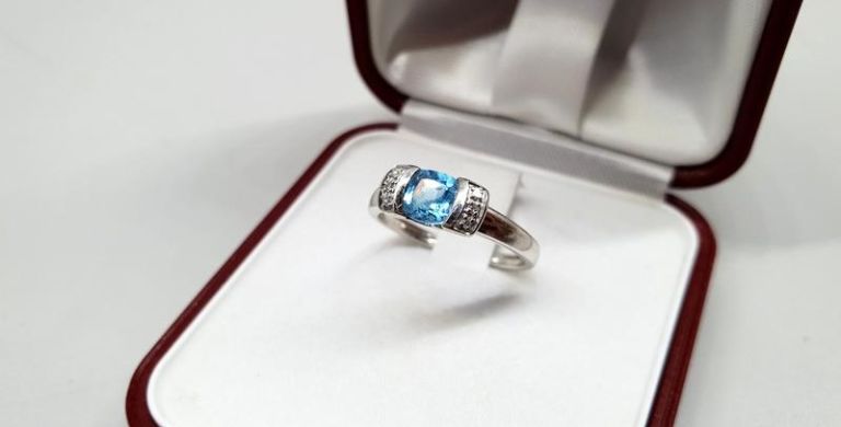 cudowny-pierscionek-z-brylantami-i-topazem-rodzaj-wyrob-jubilerski