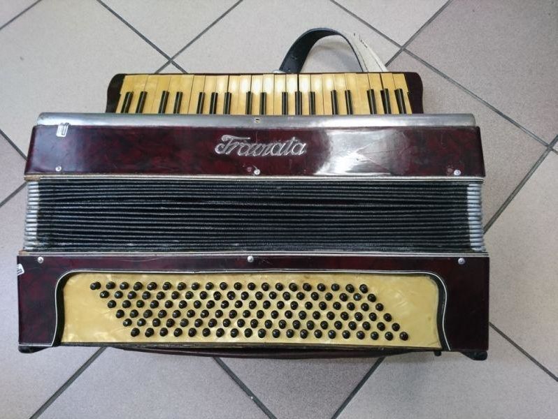 akordeon-traviata-120-basow-do-naprawy-stan-uzywany