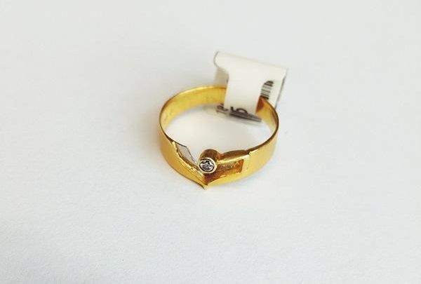 zloty-pierscionek-z-malym-diamentem-stan-uzywany