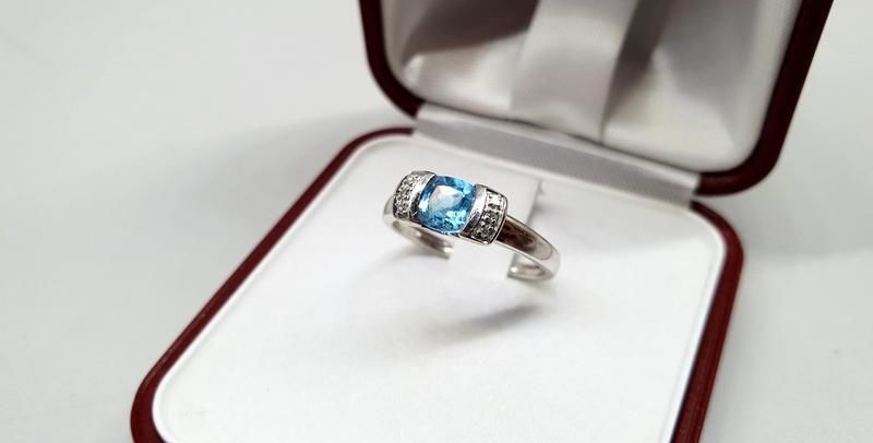 cudowny-pierscionek-z-brylantami-i-topazem-rodzaj-wyrob-jubilerski